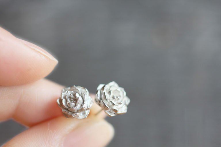 センペルビウムのピアス